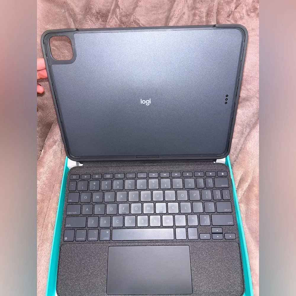 Detachable keyboard case with trackpad and smart connector tech iPad Pro 11in